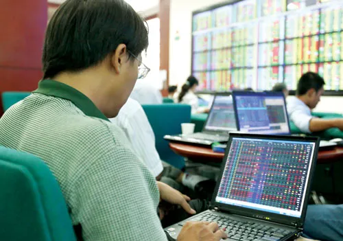 Việc cấm bán khống khiến NĐT khó xử. Ảnh: LÃ ANH